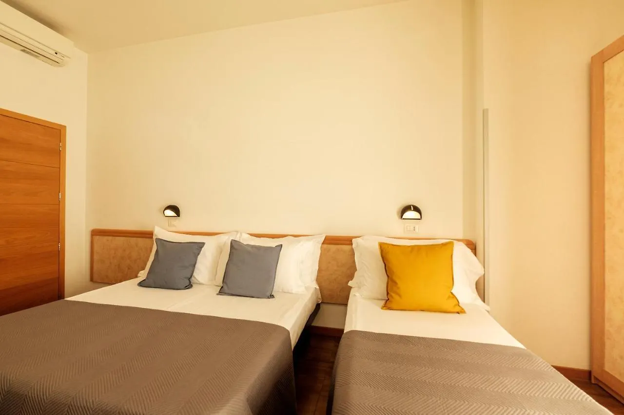 Hotel Oceanic Римини