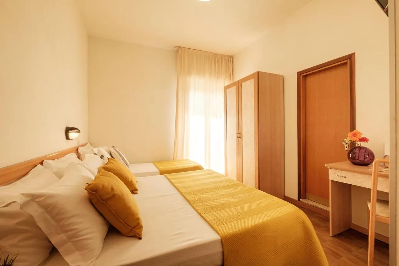 Hotel Oceanic Римини